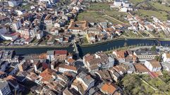 El puente viejo y el convento de Santa Clara, del otro lado del r�o, forman parte del conjunto hist�rico