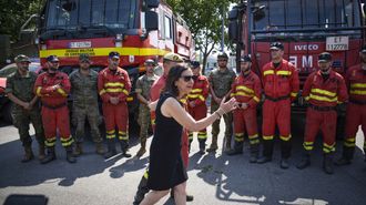 La ministra de Defensa, Margarita Robles, saludando a efectivos de la UME en Vilaboa, donde se registr un incendio.