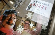 Mar�a Jos� Petisco posa con Justino, el personaje del anuncio del sorteo, y el n�mero premiado. 