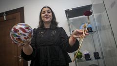 Alesandra Castro muestra algunos de los relicarios m�s peculiares que demandan sus clientes para atesorar las cenizas de sus seres queridos.