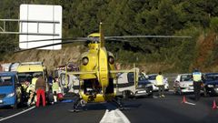 Servicios de emergencia atienden un accidente de tr�fico en la autov�a de Barbanza.