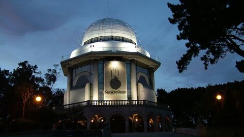 Vista nocturna de la Casa de las Ciencias 