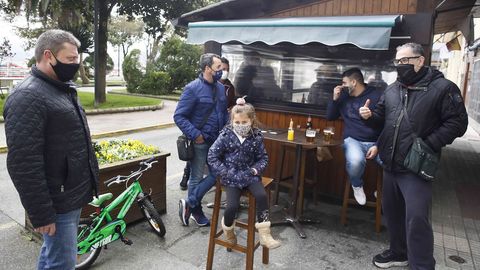 Clientes en el exterior de un local hostelero de Foz