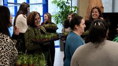 Trabajadoras de la compa��a con las plantas entregadas.