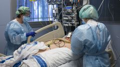 Personal sanitario atendiendo a un paciente ingresado en la uci para enfermos de coronavirus del Hospital Universitario Dr. Josep Trueta de Gerona