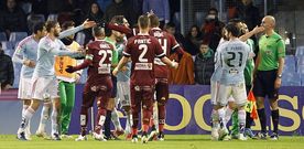 El juego estuvo interrumpido durante cinco minutos con continuos cambios de criterio del �rbitro. 