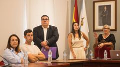 Francisco Prez (de pie), rodeado por parte de los ediles que forman su gobierno.