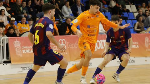 El burelista Izan, autor del tanto local, avanza con el baln entre los culs Sergi Viedma y Vctor Prez