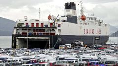 Un buque espera a cargar coches�en la terminal de Bouzas