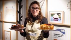 Puy Iglesias, con algunas de las tartas que hace en su pastelera, Lambeteiros, en Ourense