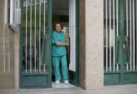 Dora L�pez limpia ocho horas en la Escola de Pr�cticas, pese a los retrasos en los pagos. 