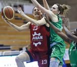 Navarrete realiza una penetraci�n ante dos rivales. 