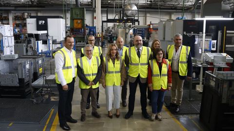 En primera fila, An�bal Blanco, de An�bal Metalmec�nica Gallega; el titular de la Diputaci�n, Luis Menor; la alcaldesa de San Cibrao, Marta N�voa; el presidente de la CEO, David Mart�nez; y de la Asociaci�n de Artesanos, Olga Santos