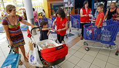 El hipermercado de Salcedo es uno de los dos de la comarca que participa en la campa�a. 