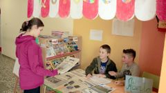 En la imagen, alumnos del CEIP de Outes analizan, en su particular quiosco, varios peri�dicos