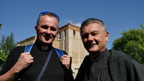 Los párrocos franceses Don Louis y Don Davide acompañan a jóvenes de entre 12 y 17 años de su diócesis en la peregrinación