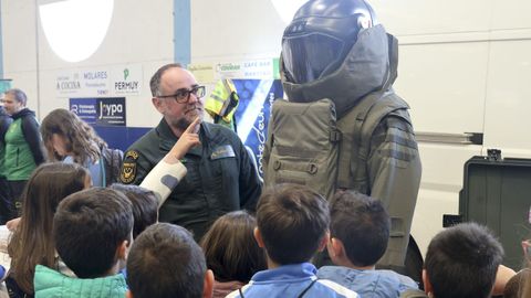Espectacular despliegue de la Guardia Civil en Pontedeume. 