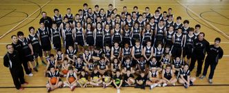 Los integrantes del Club Baloncesto Cambre al completo posan en el pabell�n Sof�a Toro de la localidad coru�esa. 