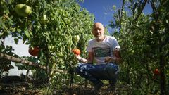 Juanjo Rodr�guez muestra unos tomates de su huerta de Vilamar�n