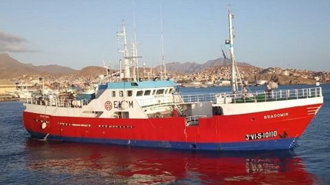 Con base oficial en Burela y 36,5 metros de eslora, el palangrero de superficie Bradomin opera desde Montevideo