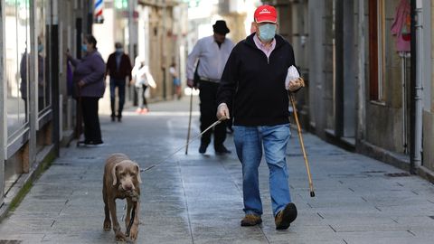 Personas con masacarilla por las calles de Viveiro