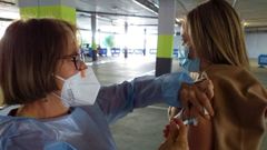 Una profesora se vacuna contra el coronavirus en el HUCA
