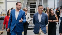 Artur Yuste y Jos� Gonz�lez durante su visita a las instalaciones del Grupo Cuevas, en la Cidade do Transporte de San Cibrao