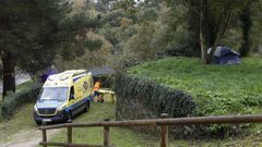 Imagen del d�a de la agresi�n, con la ambulancia atendiendo a la mujer y la tienda de campa�a montada junto al muro.