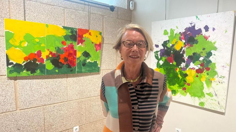 Luz Ruibal, con dos de sus obras