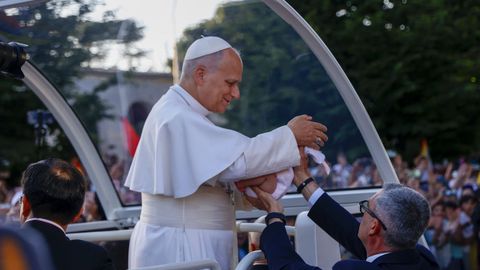 El papa se acerca a varios beb�s en una parada de su recorrido hacia la plaza de Lima.