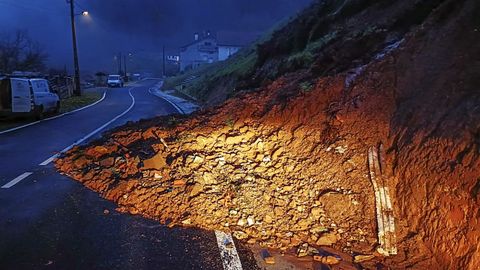 Desprendimiento de talud en la OU-0204 (Celanova - A Merca).