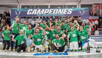 La plantilla del Liceo, posando con la Copa del Rey conquistada ante el Calafell.