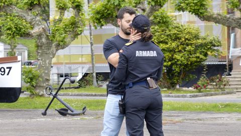 Una pareja se despide en la base de A Gra�a antes de la partida de la fragata �lvaro de Baz�n.