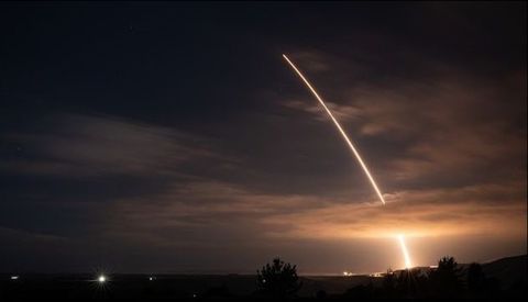 Minuteman III, un misil balstico intercontinental desarmado, fue lanzado el mircoles desde una base militar de California.