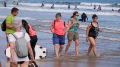 Ba�istas pasean por la playa de San Lorenzo, en Gij�n