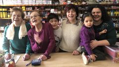 De izquierda a derecha, To�ita, Pacucha y su nieto �lvaro, junto a su madre, Susana, y Azahara, al lado de su madre, Mar�a, hija de To�ita