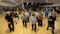 Uno de los bailes organizados este ao en el mercado carballs