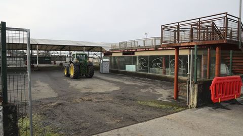 Terrenos del antiguo p�rking del pol�gono de Ordes, donde hace d�as superaron la ITV veh�culos agr�colas