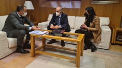 El alcalde, en el centro, en la reuni�n del viernes con el conselleiro de Sanidade