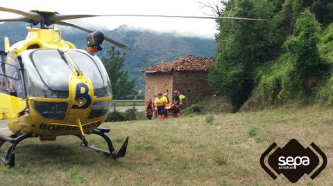 Los bomberos evac�an a dos ciclistas heridos en el puerto de San Lorenzo, en Somiedo, durante una prueba.Los bomberos evac�an a dos ciclistas heridos en el puerto de San Lorenzo, en Somiedo, durante una prueba