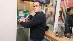 En el restaurante Muro, de Viveiro. V�ctor Valenzuela fue uno de los primeros empresarios de A Mari�a que decidi� instalar en su negocio un desfibrilador. Sus trabajadores est�n formados para utilizarlo, y el dispositivo ya ha sido reclamado tres veces para intervenir en emergencias
