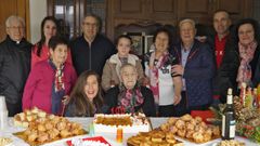 Olimpia Iglesias, en el centro, en la celebraci�n de su cent�simo cumplea�os