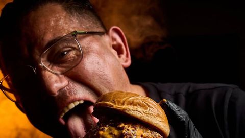 Ram�n Batalla comi�ndose una de sus hamburguesas