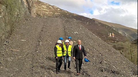 Fernando Lastra con los operarios en el desprendimiento de Anz�