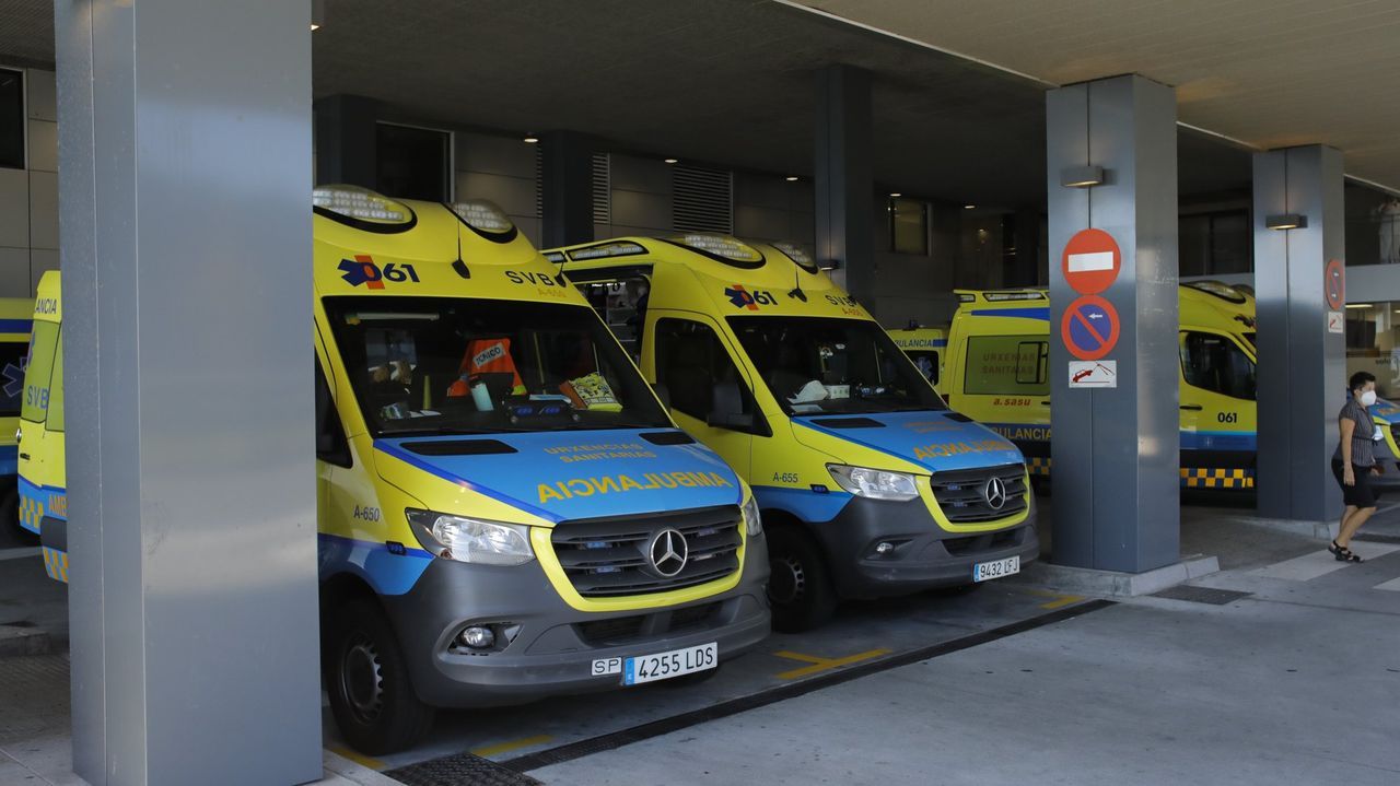 Un motorista herido tras chocar contra un turismo en el cruce de la ronda de Outeiro con la avenida de Fisterra, en A Coruña