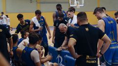 Moncho Lpez explica movimientos a sus discpulos en un ensayo de pretemporada