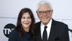 Una imagen del 2017 del director estadounidense Richard Donner junto a su esposa, Lauren Donner