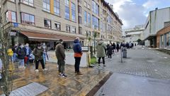 Personas esperando este martes en la cola para hacerse una PCR sin cita en el Hospital Provincial de Pontevedra