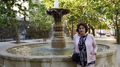 Lourdes Lorenzo, junto a la fuente del parque de As Mercedes de Ourense