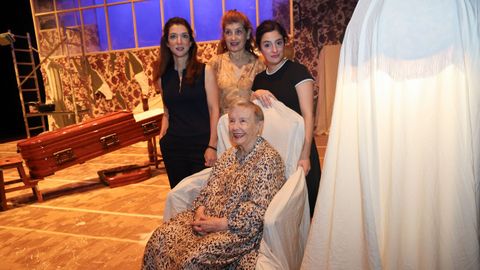 Mara Galiana, ayer en Vilagarca junto a sus compaeras de reparto